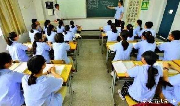 上学时同桌为何都是异性？听了老师的话，才明白其中的良苦用心