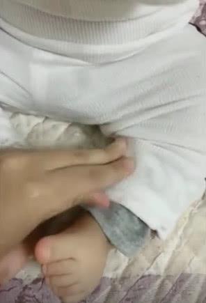 宝妈催老公给孩子穿衣服，这情况，真是让人哭笑不得！