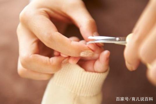 宝妈不要这样给宝宝剪指甲，他们皮肤细嫩，会剪伤到手指
