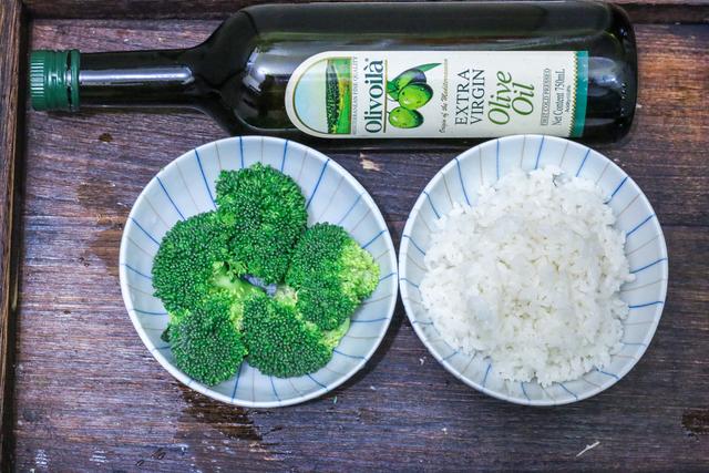西兰花最简单的做法，只要饭桌上有了它，孩子吃饭不用愁！