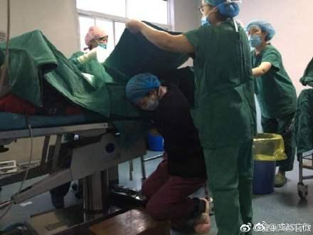 为抢救孕妇 成都一护士跪地抢救