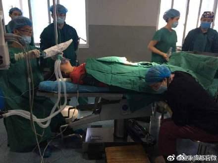 为抢救孕妇 成都一护士跪地抢救