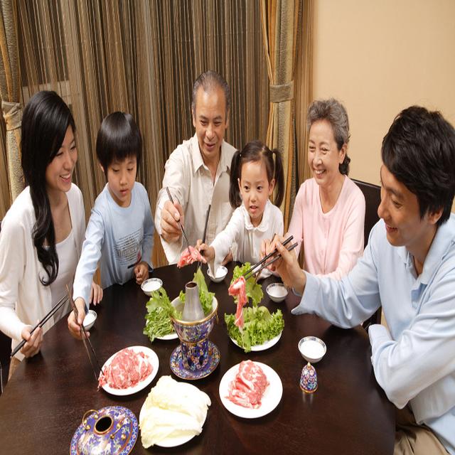 格格：全职妈妈该不该去上班，把孩子留给老人带？你觉得呢？