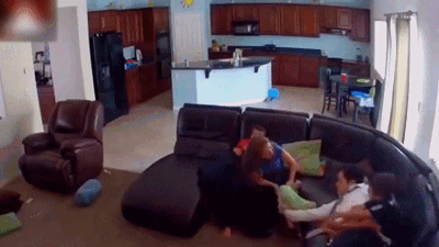 “母子连心”是啥感觉？大概就是一抬头，恰巧看到宝宝在危险边缘