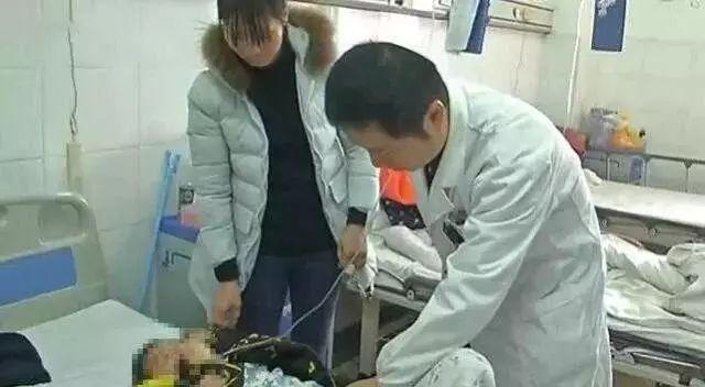 7岁男孩被残忍割舌，父亲跪地痛哭：全部是我的错！