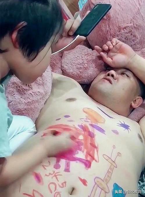 妈妈让爸爸陪女儿画画，心疼爸爸一秒，网友：真“皮”画板呀！