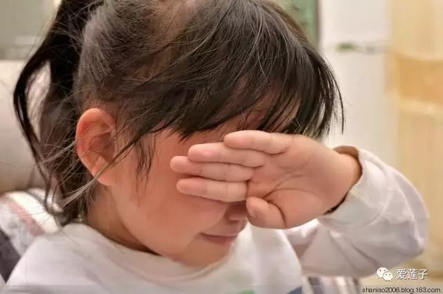 过年式逗孩子，大人在笑，孩子在哭