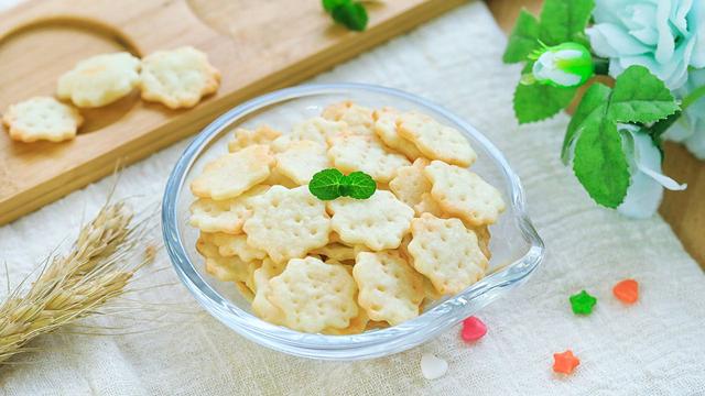 培养宝宝独立吃饭，这种手指食物少不了！无糖少油，比薯片营养！