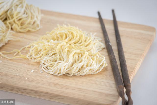 妈妈们注意啦，面条别再用水煮啦，这么做更入味更好吃