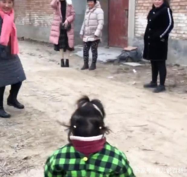 妈妈一年没回家，女儿已经认不出来，接下来的一幕让人泪目
