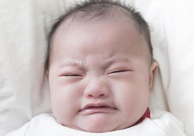 6个月前的宝宝吃饱喝足啥表现？这5个动作告诉你，再喂就过量！