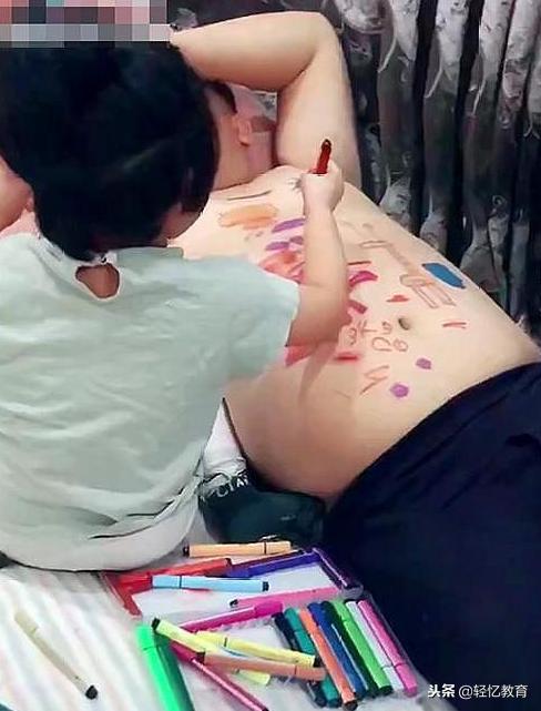 妈妈让爸爸陪女儿画画，心疼爸爸一秒，网友：真“皮”画板呀！