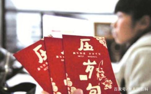 爷爷奶奶哪一天给孙子压岁钱，大年三十还是大年初一？区别很大！