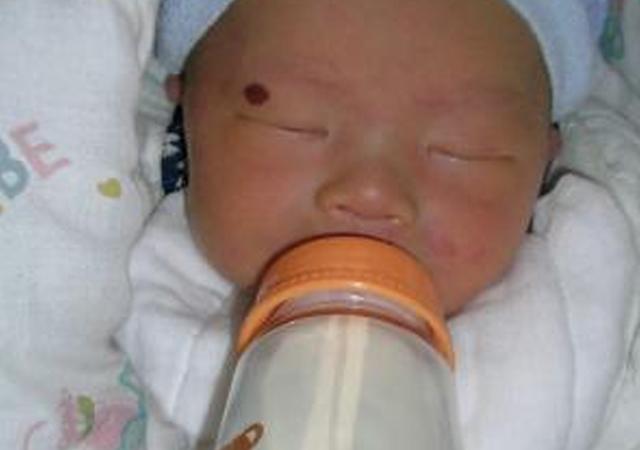 6个月前的宝宝吃饱喝足啥表现？这5个动作告诉你，再喂就过量！