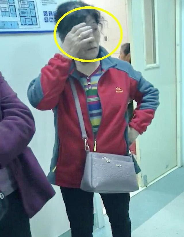 儿媳分娩，亲妈和婆婆在产房外不同表现，网友：果然亲妈才是真爱