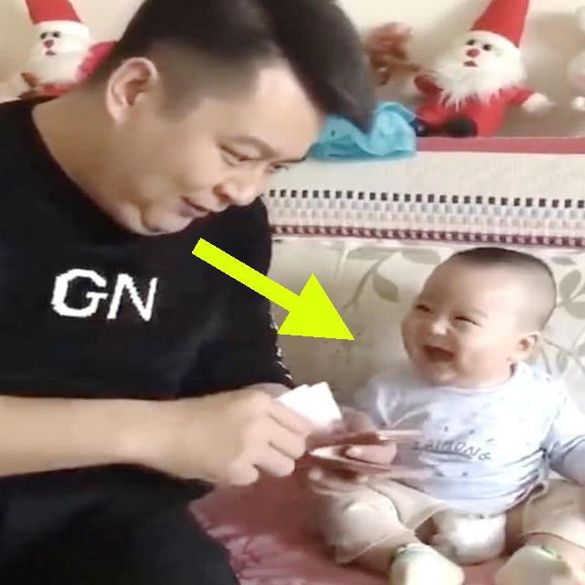 看到爸爸这么多钱，宝宝笑得停不下来，网友：这小子以后有前途