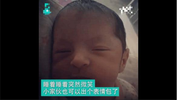 双胞胎姐妹无论干什么都在一起，连睡觉都要手拉手，惹人羡慕