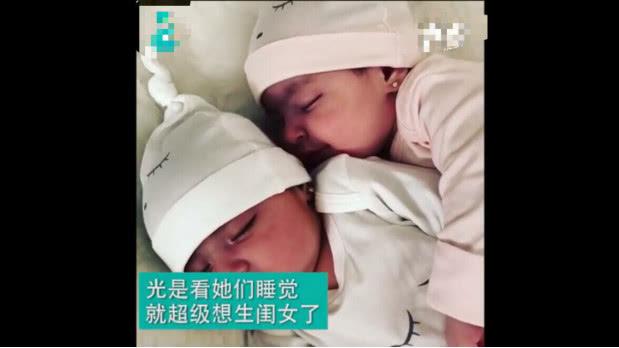 双胞胎姐妹无论干什么都在一起，连睡觉都要手拉手，惹人羡慕