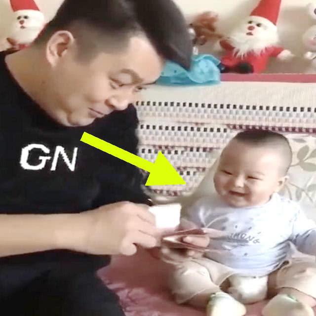 看到爸爸这么多钱，宝宝笑得停不下来，网友：这小子以后有前途