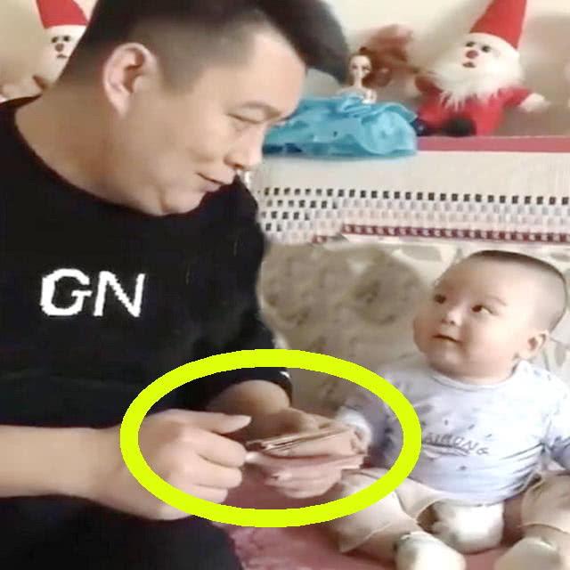 看到爸爸这么多钱，宝宝笑得停不下来，网友：这小子以后有前途