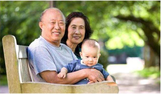婆婆帮忙带孩子要给“带娃费”吗？看完网友的回答，满满都是泪！