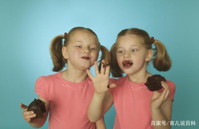 这对双胞胎出生时是女孩，如今长大后却成为男性，生活天翻地覆！
