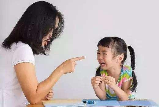 最伤女儿的三句话，有的半辈子也忘不掉，很多爸妈看完后背一凉