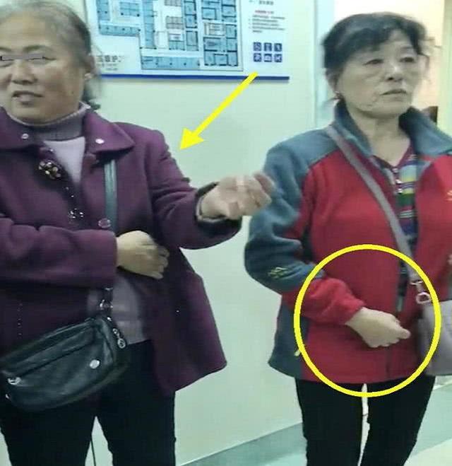 儿媳分娩，亲妈和婆婆在产房外不同表现，网友：果然亲妈才是真爱