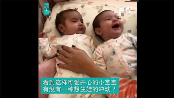 双胞胎姐妹无论干什么都在一起，连睡觉都要手拉手，惹人羡慕