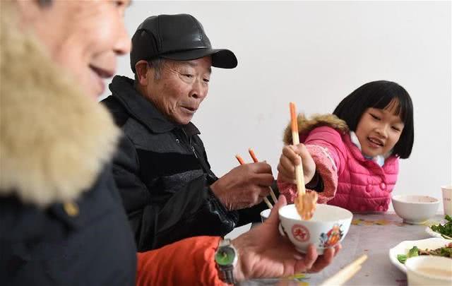 春节拜年，孩子会这几种礼仪，人见人爱父母也有面子