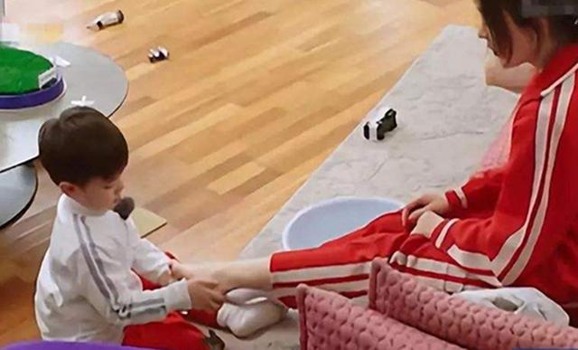 孩子把好吃的只留给妈妈！会爱的孩子，宝妈们再累也会很欣慰