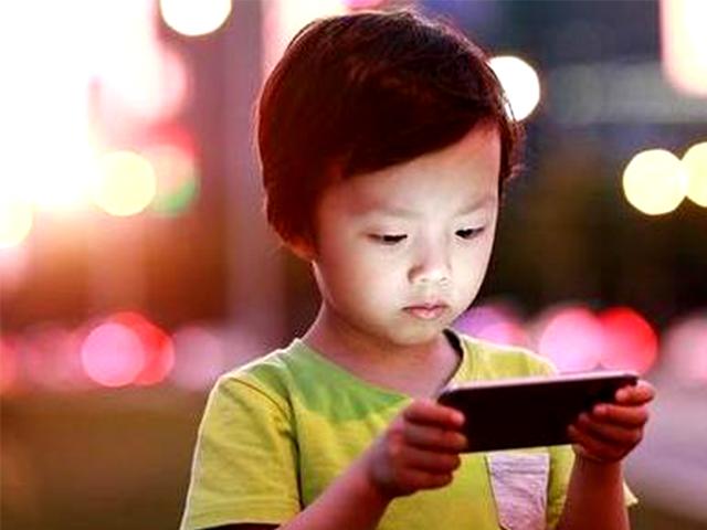 经常玩手机和不玩手机的孩子差在哪，多年研究结果，家长要重视