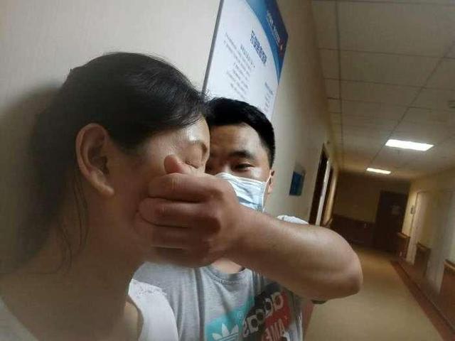 男孩8岁还在吃母乳，一天三次无法断掉，妈妈哭着喊道：都怪我