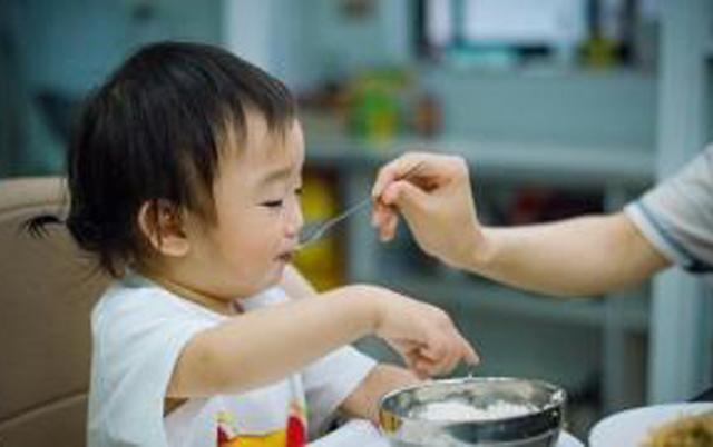 6个月添加辅食后，宝宝应该怎么喝奶？这3个错误宝妈容易犯！