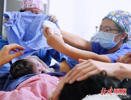 猪年宝宝来报到 “小樱桃”成为第一个“猪宝宝”