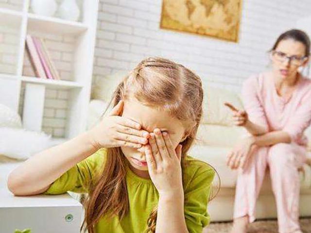 宝宝晚上怎么哄都不睡，哭一阵就睡了，背后的原因宝妈心疼