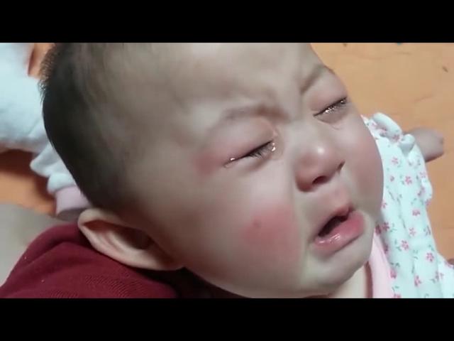 小戏精：妈妈故意打下小宝宝，结果得到宝宝的一分钟眼神“报复”