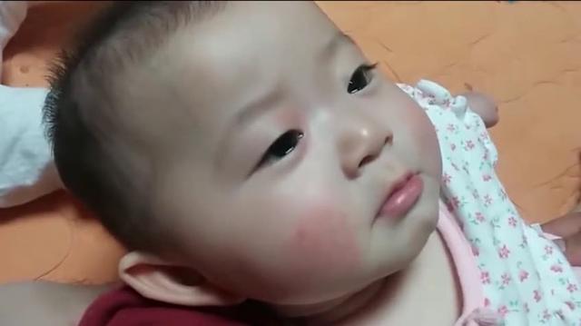 小戏精：妈妈故意打下小宝宝，结果得到宝宝的一分钟眼神“报复”