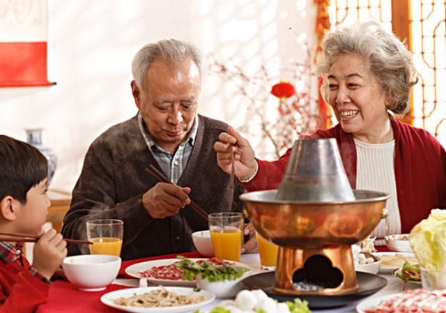 过年了，奶奶说：总来我家吃饭，害羞不？孩子的回应让全家人喷饭