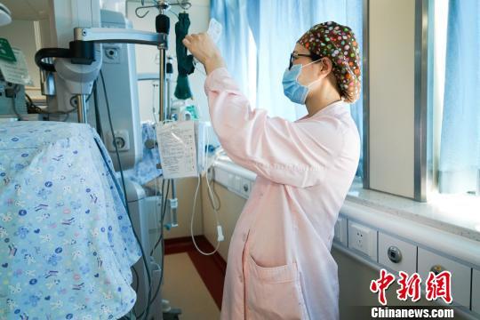 医院里的“年味”：只有窗花的春节礼物