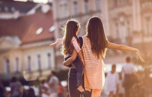 外国妈妈能一人带好几个娃，我们却要好几人带一个？原因很现实