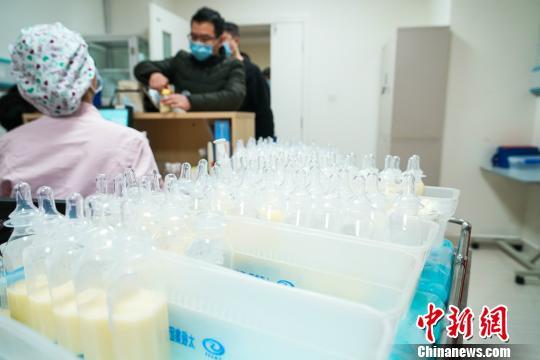 医院里的“年味”：只有窗花的春节礼物