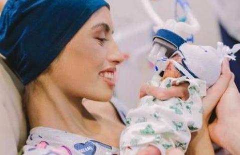 患癌女孩为保肚里的孩子推迟化疗，结果孩子出生不久母子都离世了