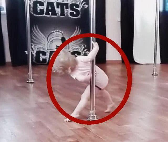 两岁女宝模仿妈妈跳钢管舞，看到画面网友大笑：小屁股好有弧度