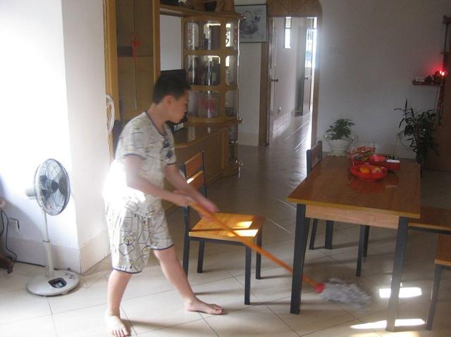 孩子做家务时，家长该不该用零钱来奖励？这些利与弊最好先了解