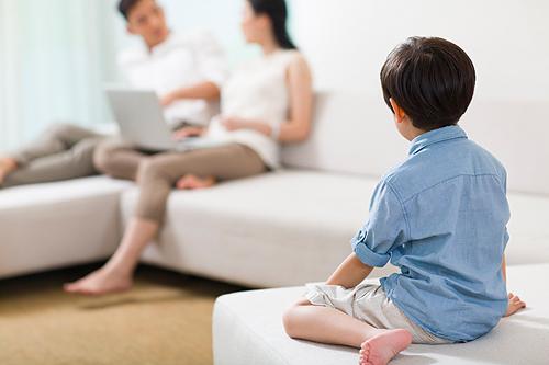 过年做客，熊孩子三种行为令人厌！你能忍哪一条