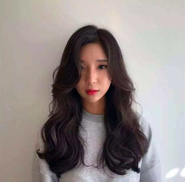 脸大的姑娘别留这几种刘海,专门为你定制的,颜值飙升又减龄