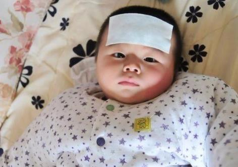 宝宝发烧别着急，家长掌握5个物理降温方法，比吃药强