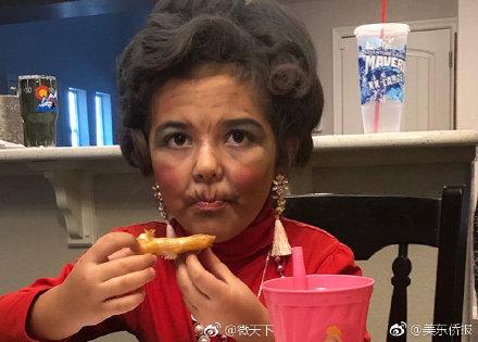 为庆祝上幼儿园100天，6岁小女孩打扮成100岁老人的模样