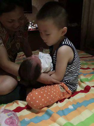 这位在印尼的武汉二胎妈妈，陪“调皮鬼”玩成了学霸和运动小能手